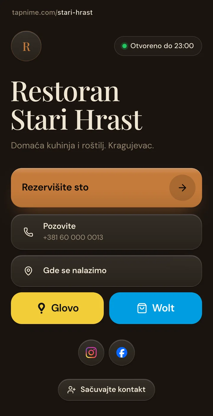Stranica restorana: oznaka „Otvoreno do 23:00”, glavno dugme „Rezervišite sto”, redovi „Pozovite” i „Gde se nalazimo”, dugmad Glovo i Wolt u svojim bojama, ikonice Instagrama i Facebooka i „Sačuvajte kontakt”.